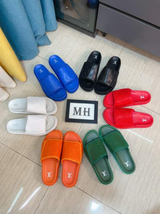 Picture of Louis Vuitton Slippers _SKULVsz38-44h09101535